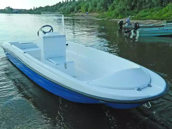 Стеклопластиковая лодка Пингвин с консолью (тримаран) в Новошахтинске