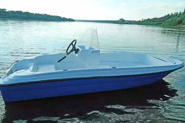 Стеклопластиковая лодка Пингвин с консолью (тримаран) в Новошахтинске