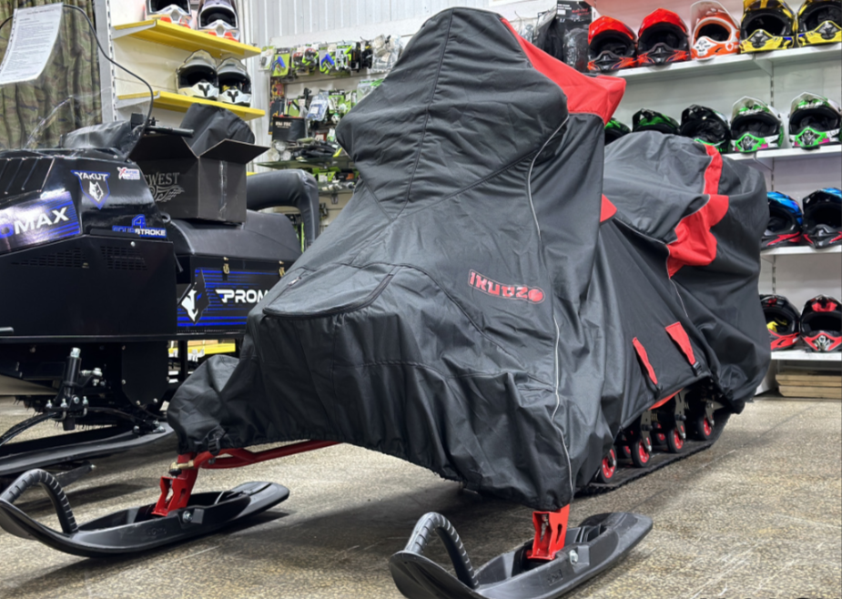 Чехол транспорт. снегохода IKUDZO HUNTER черно-красный Оксфорд ПРЕМИУМ качества с лого IKUDZO в Новошахтинске