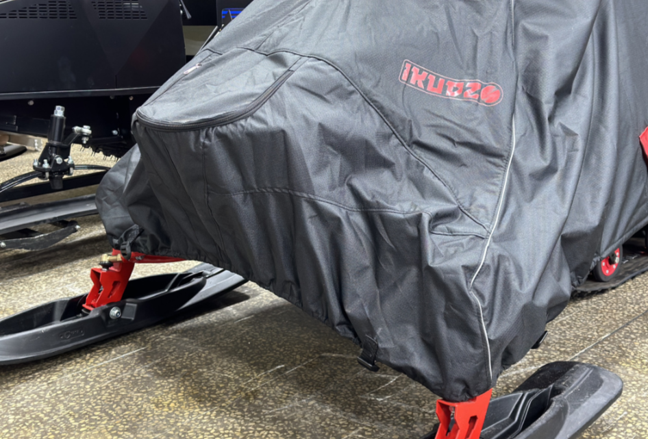 Чехол транспорт. снегохода IKUDZO HUNTER черно-красный Оксфорд ПРЕМИУМ качества с лого IKUDZO в Новошахтинске