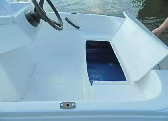 Стеклопластиковая лодка Пингвин с консолью (тримаран) в Новошахтинске