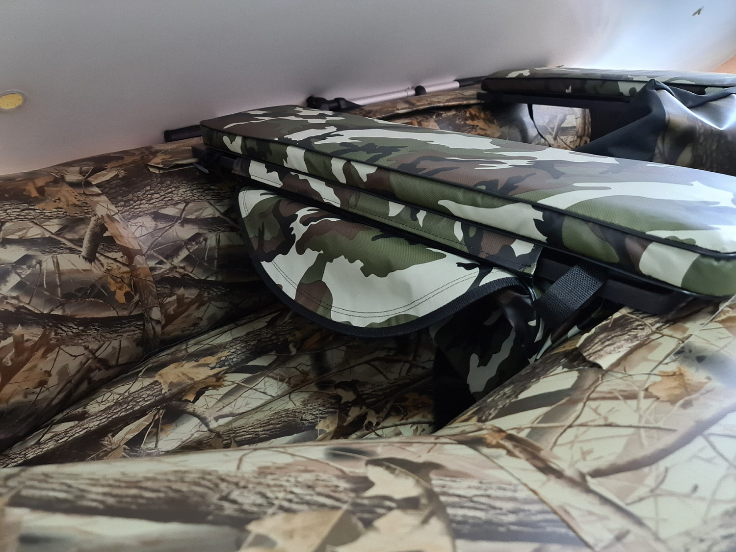 КОМПЛЕКТ МЯГКИХ НАКЛАДОК С СУМКОЙ ДЛЯ ЛОДОК 105Х20 КАМУФЛЯЖ в Новошахтинске